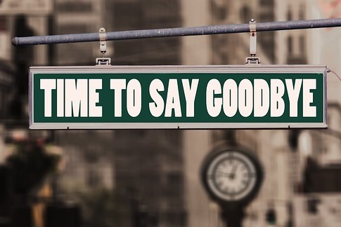 Schild mit der Aufschrift "Time to say goodbye"