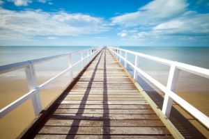 Brücke geht auf das Meer hinaus