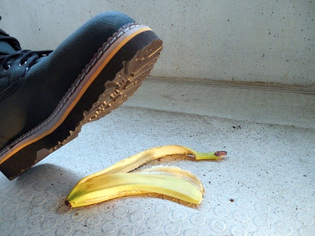 Schuh über Bananenschale