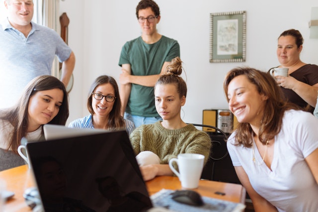 Menschen schauen auf Computer