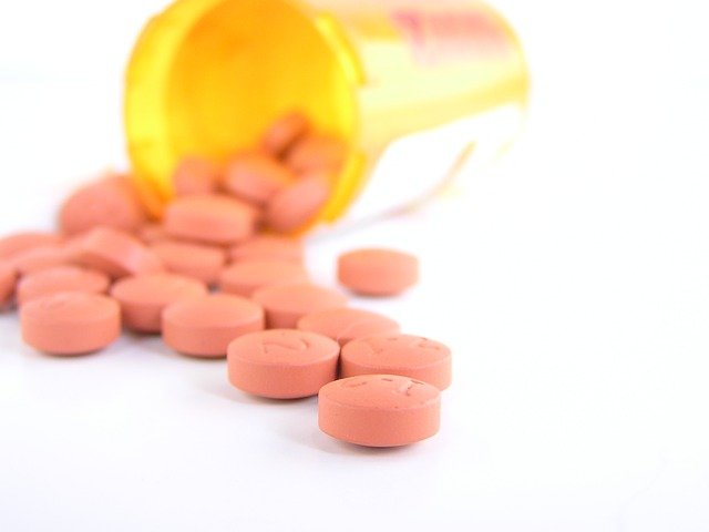 orangefarbene Tabletten liegen vor Dosette