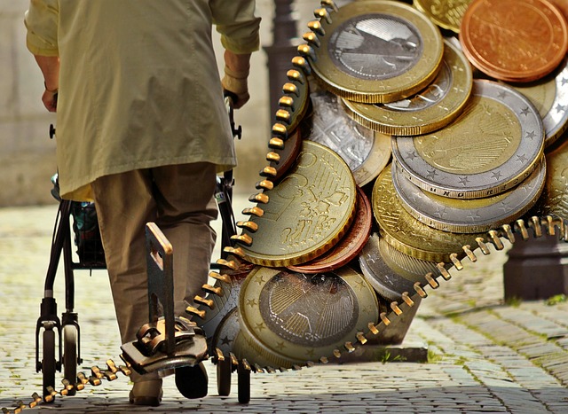 Alter Mensche mit Rollator und Geldbörse